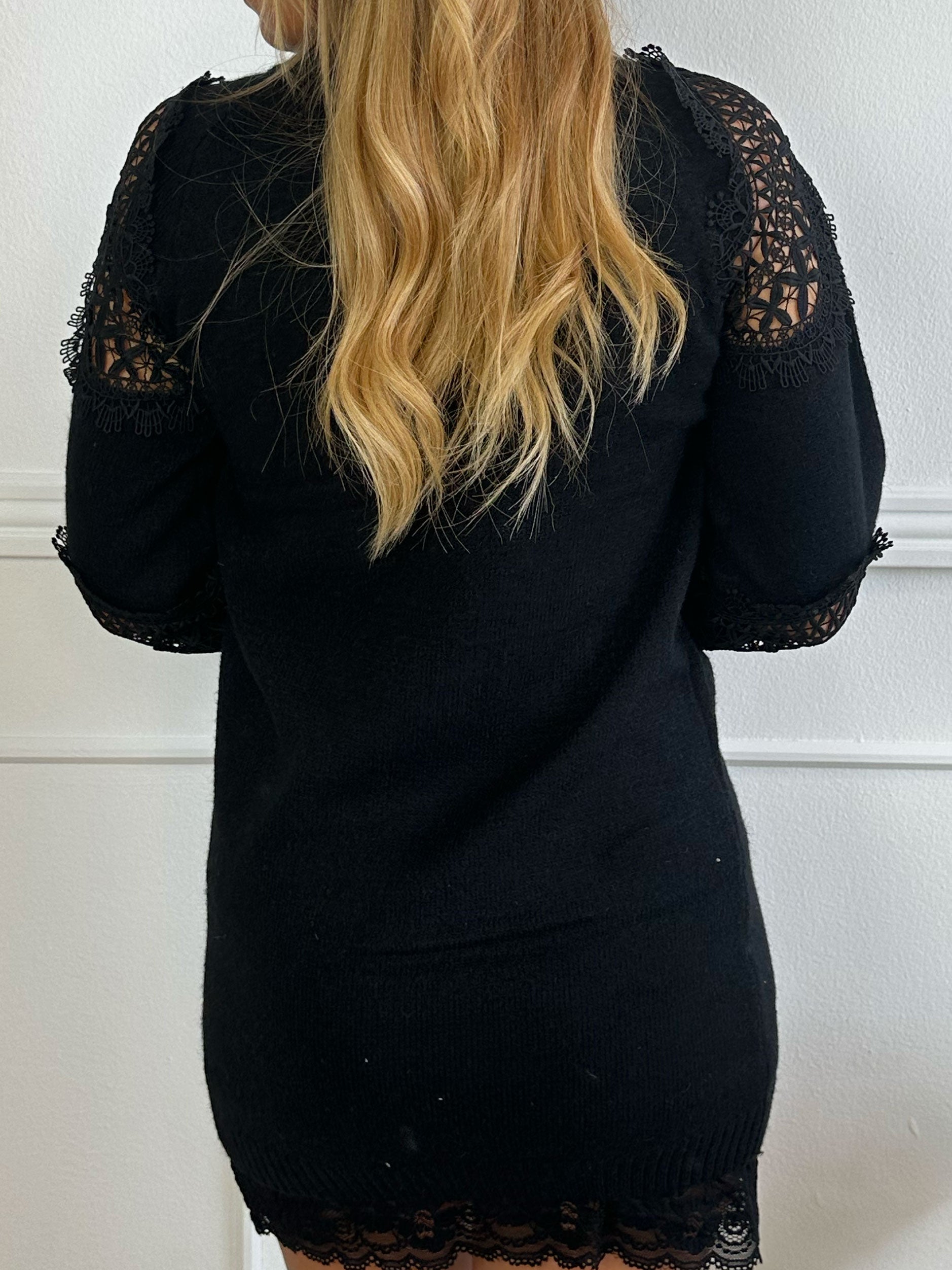 Oxana - Blød strikkjole med broderinger henover bryst og ærmer